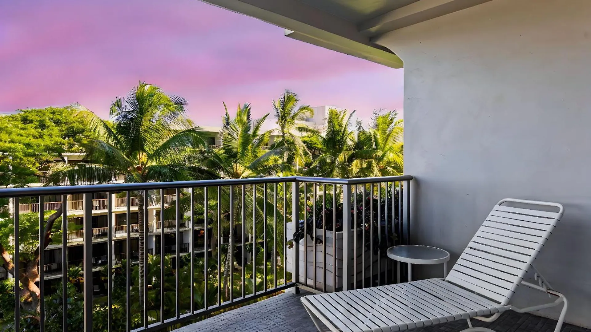 Whaler Resort 508- Fully Remodeled Whaler Condo, Stunning Kaanapali Beach Black Rock View Lahaina
